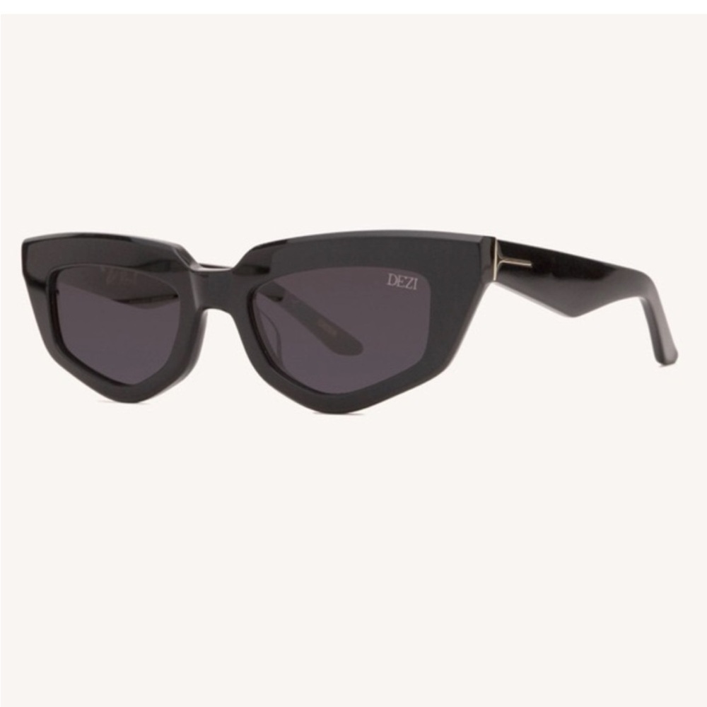 LIKE NEW - DEZI “On Read” Sunglasses